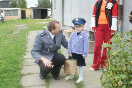 Elbląg, Karolince gratulował bohaterskiej postawy zastępca Komendanta Miejskiego Policji w Elblągu nadkom. Robert Muraszko Elbląg, Karolince gratulował bohaterskiej postawy zastępca Komendanta Miejskiego Policji w Elblągu nadkom. Robert Muraszko