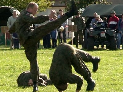Elbląg, Podczas festynu można było m.in. zobaczyć jak rozbija się cegly nogą Elbląg, Podczas festynu można było m.in. zobaczyć jak rozbija się cegly nogą