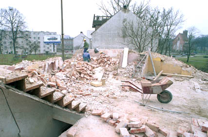 Elbląg, Trwa rozbiórka budynku położonego na terenie przyszłej budowy kompleksu Plaza