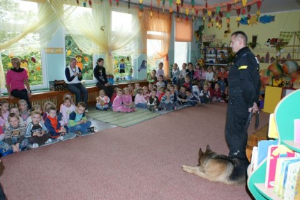 Elbląg, Przedszkolaków odwiedzili dziś policjanci i pies