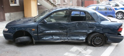 Elbląg, Mazda po wypadku - kierowca oraz siedmiolatek, który z nim podróżował, trafili na obserwację do elbląskich szpitali Elbląg, Mazda po wypadku - kierowca oraz siedmiolatek, który z nim podróżował, trafili na obserwację do elbląskich szpitali
