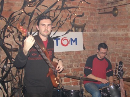 Elbląg, W czwartek będzie można posłuchać m.in. Patryka Giedziuna (na zdj. także perkusista Boogie Romanowski) Elbląg, W czwartek będzie można posłuchać m.in. Patryka Giedziuna (na zdj. także perkusista Boogie Romanowski)