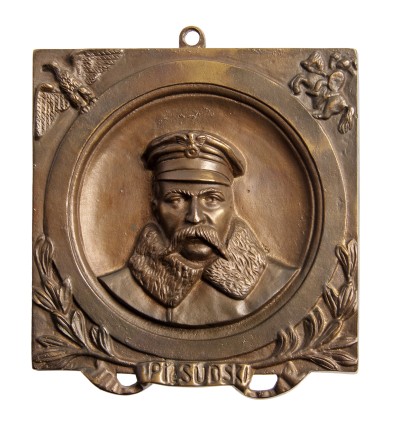 Elbląg, Plakieta z popiersiem Józefa Piłsudskiego aktualnie prezentowana w Muzeum. Elbląg, Plakieta z popiersiem Józefa Piłsudskiego aktualnie prezentowana w Muzeum.