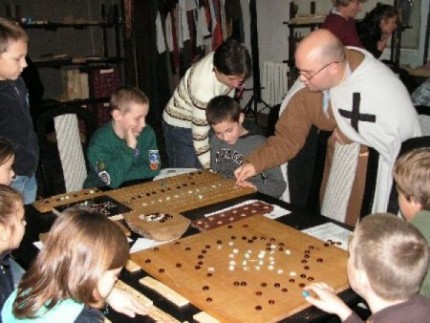 Elbląg, Podróżnicy w czasie: gry i zabawy