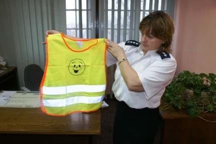 Elbląg, Dzieki kamizelkom odblaskowym dzieciaki będa bardziej widoczne na drodze (na zdj. asp. sztab. Alina Zając, Elbląg, Dzieki kamizelkom odblaskowym dzieciaki będa bardziej widoczne na drodze (na zdj. asp. sztab. Alina Zając,