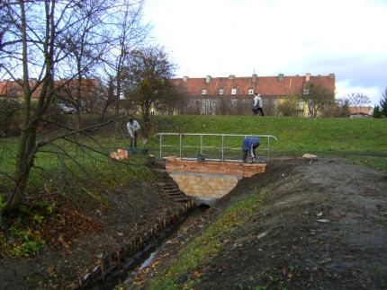Elbląg, Odrestaurowany ciek wodny w Parku Kajki wraz z jednym z mostków
