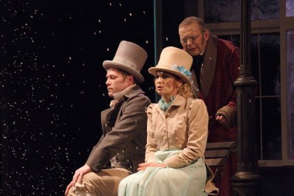 Elbląg, W wigilijną noc Ebenezer Scrooge (w tej roli Lesław Ostaszkiewicz), samotnik i skąpiec, doświadcza przemiany