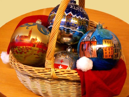 Elbląg, Bombki przeznaczone na licytację ozdobili elbląscy artyści plastycy