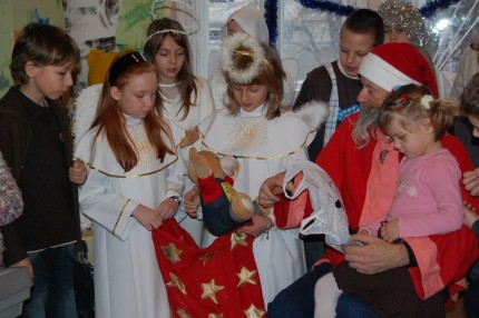 Elbląg, Kolędnicy i Święty Mikołaj umilali przedświąteczny czas małym pacjentom