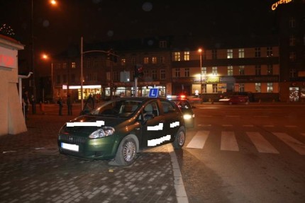 Elbląg, Samochód "L" uderzył w stojącą na chodniku kobietę Elbląg, Samochód "L" uderzył w stojącą na chodniku kobietę