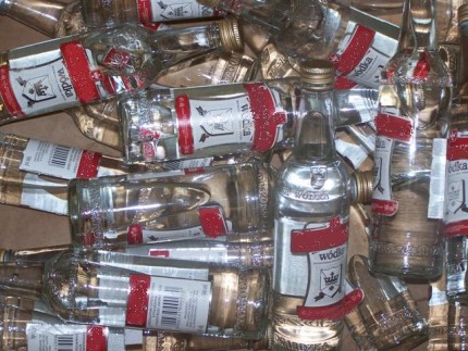 Elbląg, 57-latek z gminy Godkowo sprzedawał sąsiadom wódkę  własnej roboty