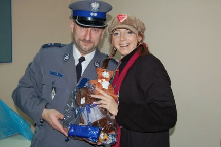 Elbląg, Policyjne gadżety licytowali podkom. Marek Cieślak oraz dziennikarka Radia EL Marta Hajkowicz