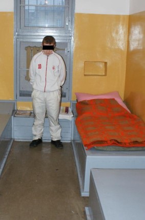 Elbląg, 17-letni Daniel Ż. wspólnie z młodszymi kolegami napadł na 44-latka w jego mieszkaniu