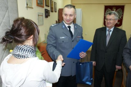 Elbląg, 19-latce gratulował postawy szef elbląskich policjantów mł. insp. Marek Osik, jak również prezydent miasta Henryk Słonina