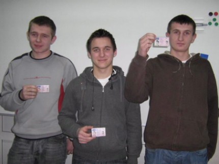 Elbląg, Oni już mają prawo jazdy: od lewej Paweł Sułek, Damian Niedbalski i Sławomir Szymczak Elbląg, Oni już mają prawo jazdy: od lewej Paweł Sułek, Damian Niedbalski i Sławomir Szymczak