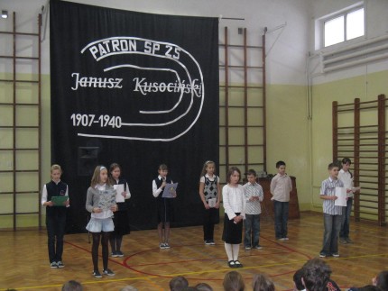 Elbląg, Uczniowie SP nr 25 uczcili 102. rocznicę urodzin swojego patrona