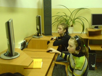Elbląg, dzięki życzliwości Szkoły Podstawowej w Łęczu, młodzież może korzystać z sali komputerowej.
