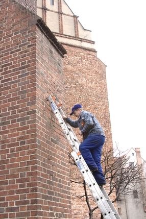 Elbląg, Dziś w południe tabliczka zamontowana została na ścianie katedry pw. św. Mikołaja Elbląg, Dziś w południe tabliczka zamontowana została na ścianie katedry pw. św. Mikołaja
