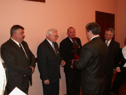 Elbląg, Podczas spotkania w ratuszu wojewoda wreczył odznaczenia prezydenckie m.in. Srebrne Krzyże Zasługi