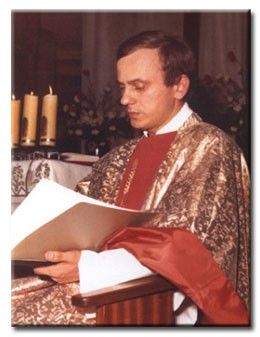 Elbląg, Ks. Jerzy Popiełuszko; niżej - jako żołnierz Elbląg, Ks. Jerzy Popiełuszko; niżej - jako żołnierz