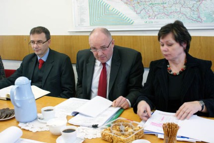 Elbląg, Prokuratorzy są z siebie zadowoleni (w środku prokurator okręgowy Zbigniew Więckiewicz) Elbląg, Prokuratorzy są z siebie zadowoleni (w środku prokurator okręgowy Zbigniew Więckiewicz)