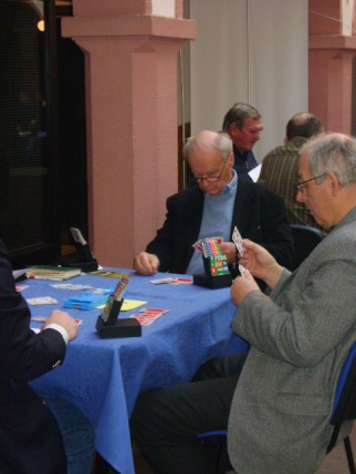 Elbląg, Roman Zaleski (w granatowej marynarce) podczas rozgrywanej partii brydża w sali „Pod Arkadami” w hotelu Gromada Elbląg, Roman Zaleski (w granatowej marynarce) podczas rozgrywanej partii brydża w sali „Pod Arkadami” w hotelu Gromada