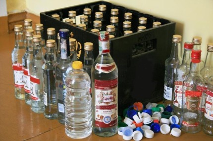 Elbląg, W mieszkaniu kobiety policjanci znaleźli  ponad 16 litrów nielegalnie wyrobionego alkoholu oraz puste butelki i nakrętki