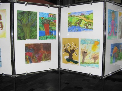 Elbląg, Wierzba była głównym tematem prac plastycznych, które można podziwiać na wystawie w Światowidzie Elbląg, Wierzba była głównym tematem prac plastycznych, które można podziwiać na wystawie w Światowidzie