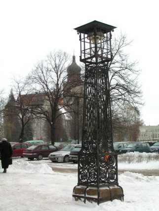 Elbląg, Na zdjęciu latarnia gazowa stojąca na Placu Konstytucji.