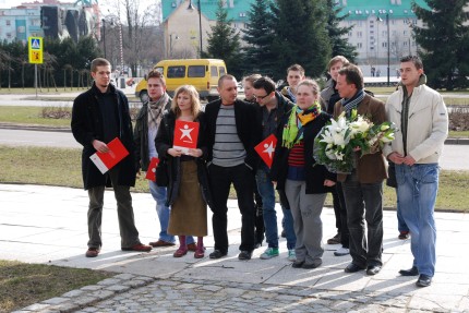 Elbląg, Młodzi Socjaliści złożyli kwiaty m.in. pod pomnikiem Polskiego Państwa Podziemnego w Elblągu