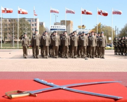 Elbląg, Na Pl. Kazimierza Jagiellończyka odbyła się promocja na stopień podporucznika 68 absolwentów wrocławskiej szkoły oficerskiej