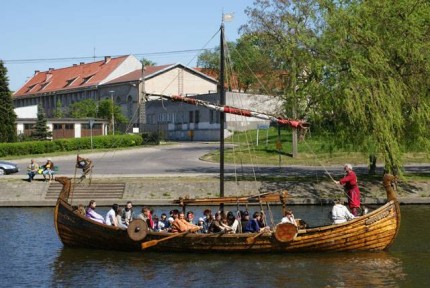 Elbląg, Podczas zabawy z Wikingami można oglądać replikę średniowiecznej łodzi „Welet”. Każdy może choć przez chwilę poczuć się Wikingiem
