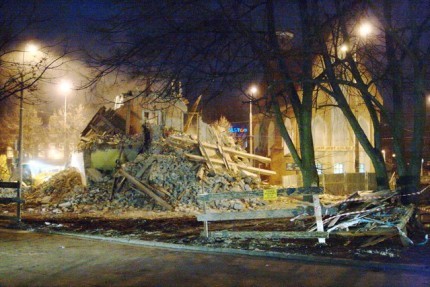 Elbląg, Zdjęcie z marcowej rozbiórki budynku na rogu ulic Robotniczej i Teatralnej