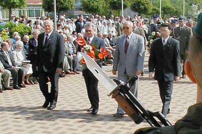 Elbląg, Podczas uroczystości złożono kwiaty pod pomnikiem króla Kazimierza Jagiellończyka Elbląg, Podczas uroczystości złożono kwiaty pod pomnikiem króla Kazimierza Jagiellończyka