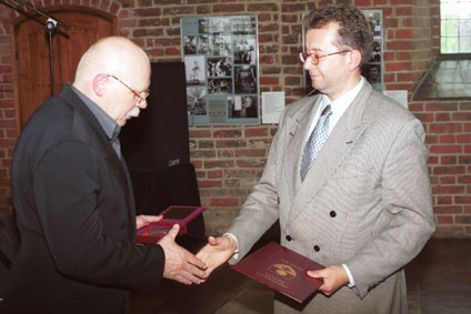 Elbląg, Szef Galerii EL Zbyszek Opalewski (po lewej) z okazli jubileuszu otrzymał pamiątkowy medal. Wręczał wiceprezydent Marek Gliszczyński Elbląg, Szef Galerii EL Zbyszek Opalewski (po lewej) z okazli jubileuszu otrzymał pamiątkowy medal. Wręczał wiceprezydent Marek Gliszczyński