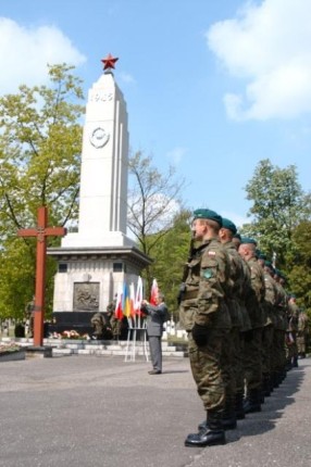 Elbląg, Przed pomnikiem Żołnierzy Armii Czerwonej Elbląg, Przed pomnikiem Żołnierzy Armii Czerwonej