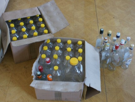 Elbląg, W mieszkaniu Marka K. znaleziono ponad 30 l spirytusu, puste butelki i plastikowy baniak Elbląg, W mieszkaniu Marka K. znaleziono ponad 30 l spirytusu, puste butelki i plastikowy baniak