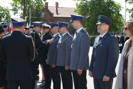 Elbląg, Brązowymi medalami za zasługi dla pożarnictwa odznaczeni zostali trzech policjanci, którzy w lutym uratowali z płonącego mieszkania dwoje elblążan