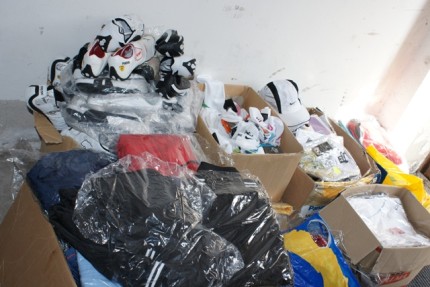 Elbląg, W mieszkaniu Marleny M. policjanci znaleźli blisko 400 sztuk podrobionej odziezy