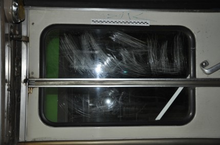 Elbląg, 17-latek rysował kamieniem szyby w tramwaju