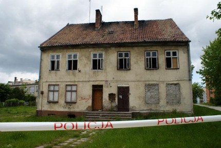 Elbląg, Pocisk artyleryjski z czasów II wojny światowej tkwił w stropie tego budynku przy ul. Karowej Elbląg, Pocisk artyleryjski z czasów II wojny światowej tkwił w stropie tego budynku przy ul. Karowej