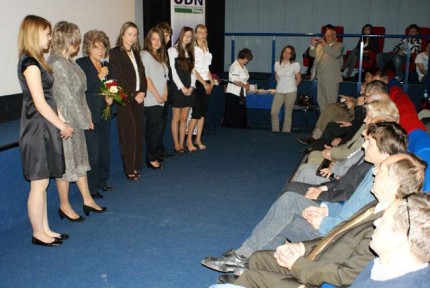 Elbląg, Młodzi "filmowcy" z Gimnazjum nr 2 i bohaterka ich reportażu Tamara Ostaszewska-Pluta