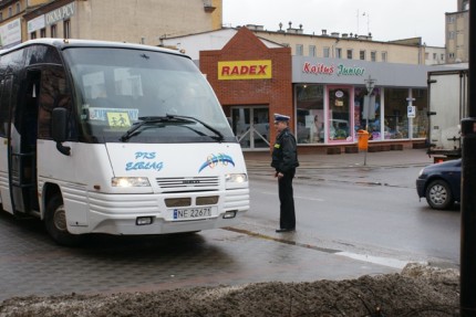 Elbląg, Podczas kontroli policjanci sprawdzają stan techniczny autobusu oraz trzeźwość kierowcy
