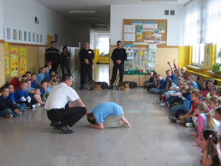 Elbląg, Policjanci uczyli dzieci przyjmowania postawy „żółwia”