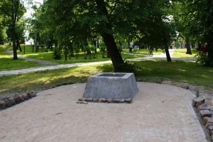 Elbląg, W parku Traugutta powstaje właśnie Obelisk Związku Inwalidów Wojennych Elbląg, W parku Traugutta powstaje właśnie Obelisk Związku Inwalidów Wojennych