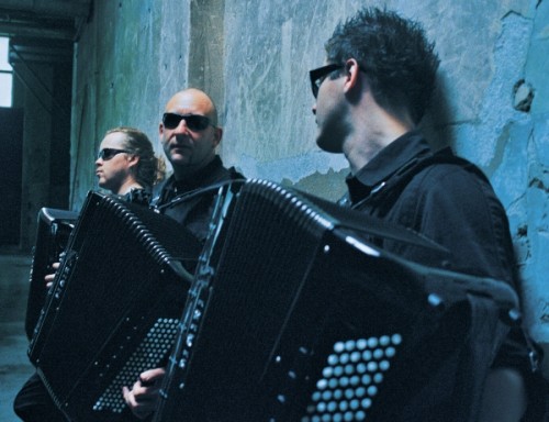 Elbląg, Na pierwszym zdjęciu zespół Motion Trio, a na drugim Mieczysław Prószyński Elbląg, Na pierwszym zdjęciu zespół Motion Trio, a na drugim Mieczysław Prószyński