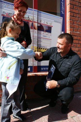 Elbląg, Pani Małgorzata przekazała nagrodę swojej 7-letniej wnuczce Julii (na zdj. z Marcinem Trudnowskim z Grupy Wodnej - Elbląg, Pani Małgorzata przekazała nagrodę swojej 7-letniej wnuczce Julii (na zdj. z Marcinem Trudnowskim z Grupy Wodnej -