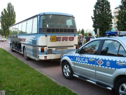 Elbląg, Podczas kontroli policjanci sprawdzają stan techniczny autokaru oraz trzeźwość kierowcy Elbląg, Podczas kontroli policjanci sprawdzają stan techniczny autokaru oraz trzeźwość kierowcy