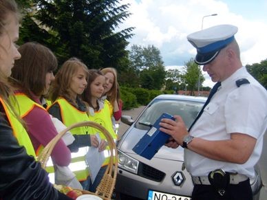 Elbląg, Policjanci przeprowadzali kontrolę wspólnie z uczniami.