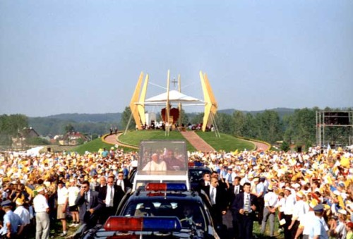 Elbląg, 6 czerwca 1999 r. tłumy wiernych powitały Jana Pawła II na lotnisku elbląskiego aeroklubu Elbląg, 6 czerwca 1999 r. tłumy wiernych powitały Jana Pawła II na lotnisku elbląskiego aeroklubu